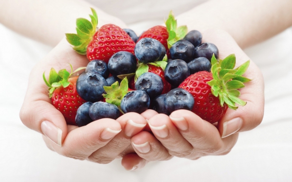 hands-food-berries-strawberries-blueberries-fresh-hearht-wallpaper-e1417812508352
